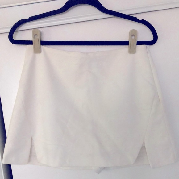 Zara Dresses & Skirts - White skort. Zara. Size USA L